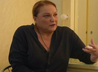 Ρένια Λουιζίδου – Η εμμηνόπαυση, οι «Απαράδεκτοι» και οι αντρικές αυταπάτες: «Μεγαλώνουν με τη μανούλα τους…»