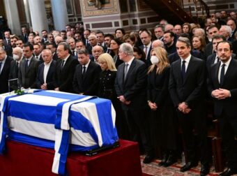 Κηδεία Κώστα Σημίτη: Αγέρωχος προστάτης δίπλα στο φέρετρό του ο σωματοφύλακάς του