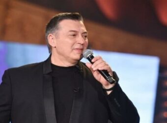 Νίκος Μακρόπουλος: Η αντίδρασή του on stage όταν θαυμάστρια του φώναξε «Μανάρι είσαι…»
