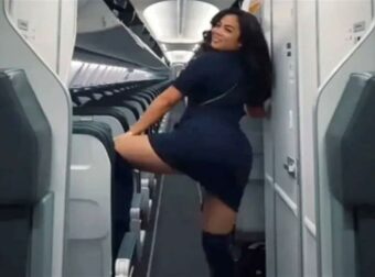 Άτυχη: Αεροσυνοδός κάνει twerking σε αεροπλάνο για να γιορτάσει την πρόσληψη, αλλά την… απολύουν