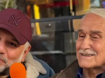 Γρηγόρης Αρναούτογλου: Φωτογραφίζεται με τον πατέρα του κατά τη διάρκεια των γυρισμάτων του «The Roadshow» – Ετοιμάζεται να εμφανιστεί σε εκπομπή του.