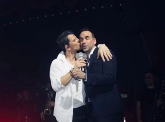 Ο Σάκης Ρουβάς έκλεισε τα 53 και ο Πάνος Μουζουράκης του τραγούδησε on stage το Happy Birthday – Η Έλενα Παπαρίζου, η τούρτα και το ξέφρενο γλέντι
