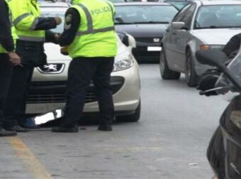 Απίστευτο περιστατικό: Θύμωσε επειδή του έκοψε κλήση ο τροχονόμος – Τον πάτησε και πήρε παραμάζωμα τη μηχανή του