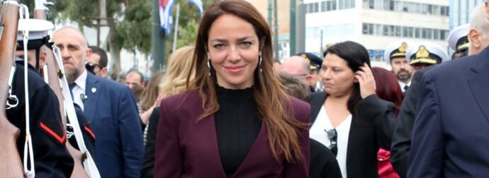 Δόμνα Μιχαηλίδου: Φάνηκε η κοιλίτσα της – Με κολλητό φόρεμα στην ολομέλεια της Βουλής