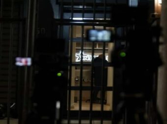 Έφοδος της ΕΛΑΣ στα γραφεία της εταιρείας σεκιούριτι που δημοσιοποίησε τα νέα βίντεο για τα Τέμπη (Φωτογραφίες)