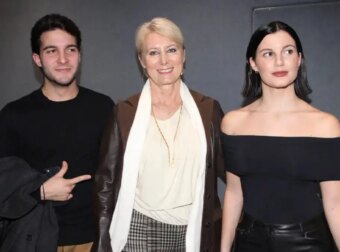 Κώστας Καραμανλής και Νατάσα Παζαΐτη είδαν τα δίδυμα παιδιά τους να παίζουν στη θεατρική παράσταση «Φωνάζει ο κλέφτης»
