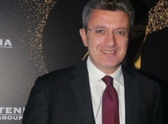 Ίδιοι μέχρι και στο μαλλί: Αυτός είναι ο άγνωστος αδερφός του Νίκου Χατζηνικολάου (photo)