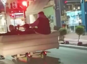 Χαμός σε ελληνική πόλη: Νεαροί έβαλαν καναπέ πάνω σε πατίνια και έκοβαν βόλτες στο κέντρο της πόλης
