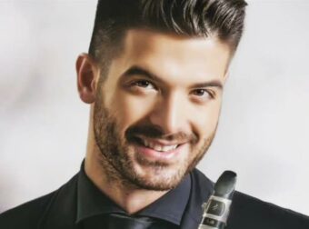 Άρης Μουγκοπέτρος: «Άκουσα ένα μπαμ και…» – Η στιγμή που κροτίδα «έσκασε» στο χέρι του μουσικού