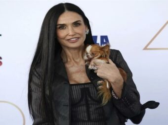 H Demi Moore εμφανίστηκε με ένα μακρύ καρέ και έδειξε καμια εικοσαριά χρόνια νεότερη
