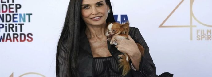 H Demi Moore εμφανίστηκε με ένα μακρύ καρέ και έδειξε καμια εικοσαριά χρόνια νεότερη