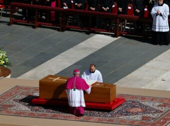 Ανατριχίλα στην κηδεία του Πάπα Φραγκίσκου: Εψάλη το «Χριστός Ανέστη» – Χιλιάδες πιστοί στο ύστατο χαίρε