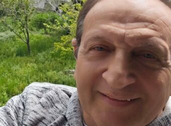 Σπύρος Μπιμπίλας: Οι φωτογραφίες με μαγιό από το Πήλιο – Οι δύο ηθοποιοί που βρέθηκαν μαζί του