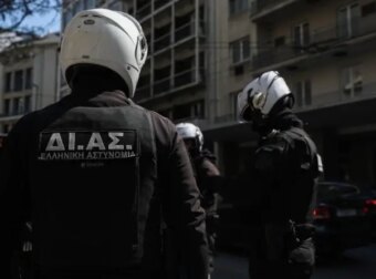 Θεσσαλονίκη: Σκηνές τρόμου στον δρόμο! Ούρλιαζε γυναίκα, γιατί ο σύντροφός της την πέταξε πάνω σε… – Βρήκε ότι στο facebook