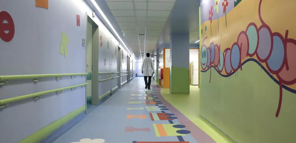 Σκηνικό ντροπής στα παιδιατρικά νοσοκομεία της Αττικής: 40 κακοποιnμένα παιδιά βρίσκονται «παρκαρισμένα»