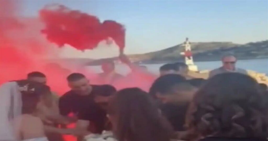 ΟΥΚας παντρεύτηκε και οι φίλοι του μετέτρεψαν σε «αρένα μάχης» το γλέντι