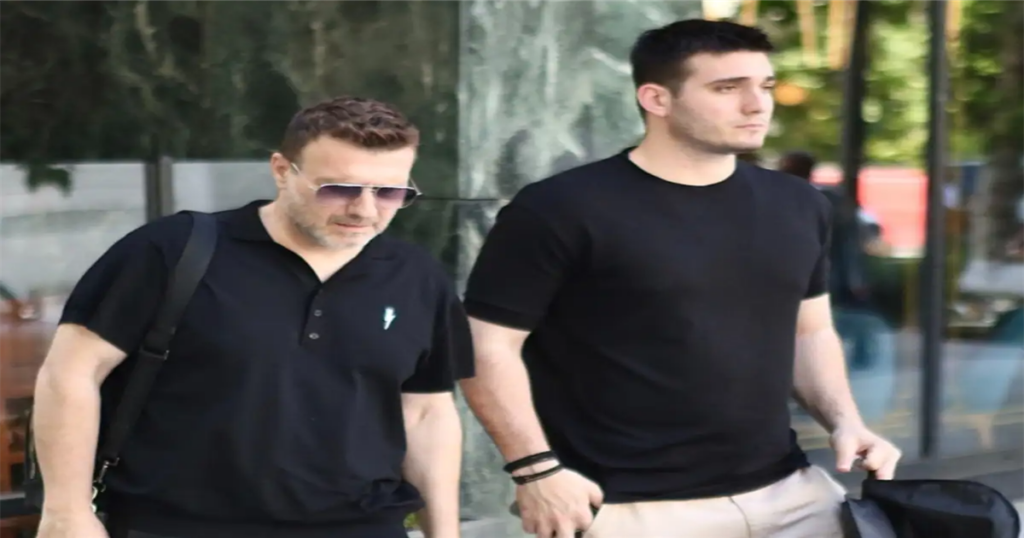 Όλοι κοιτούσαν τα παπούτσια του – Σπάνια εμφάνιση του Γιάννη Πλούταρχου στο κέντρο της Αθήνας μαζί με τον γιο του