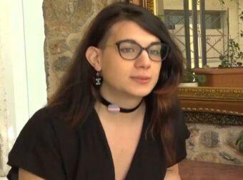Ηλέκτρα-Ρώμη Δόχτση – Η πρώτη διεμφυλική γυναίκα πρόεδρος ελληνικού κόμματος εξομολογείται: «Δεν ήθελαν να βιάσουν μία τρανς»