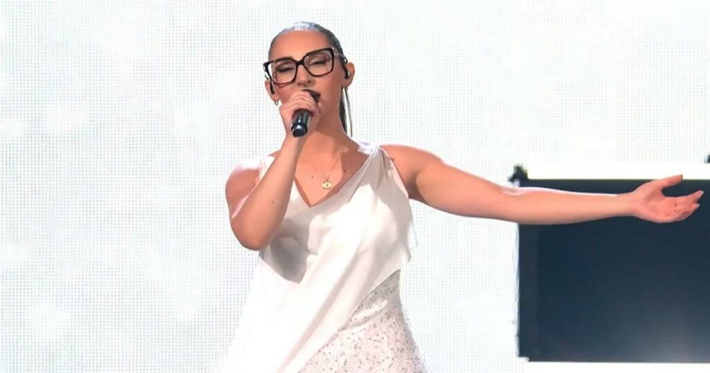 Eurovision 2025: Η Klavdia μάγεψε με την «Αστερομάτα» – «Αποκάλυψη» το φινάλε με το λευκό φόρεμα