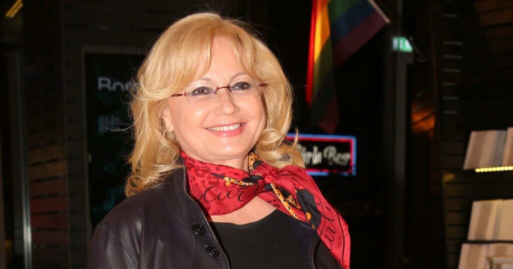Αγγελική Νικολούλη – Αγκαλιά με τον βαφτισιμιό της Ευγένιο Σπαθάρη: Η σχέση του με τον αείμνηστο καραγκιοζοπαίκτη