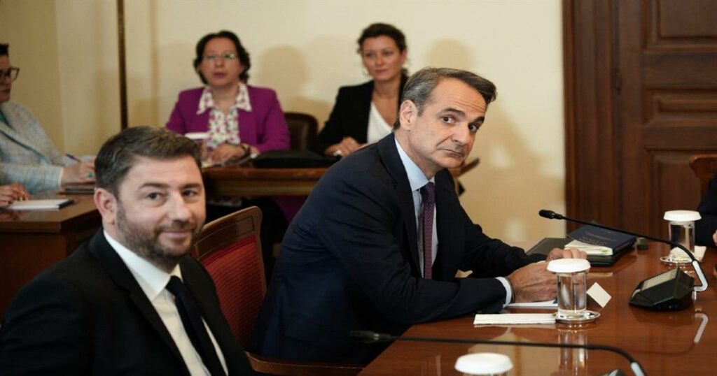 Μαξίμου: Αιχμές μετά το πόρισμα του ΕΜΠ για τα Τέμπη: Στο «στόχαστρο» η αντιπολίτευση και οι θεωρίες για «παράνομο φορτίο»