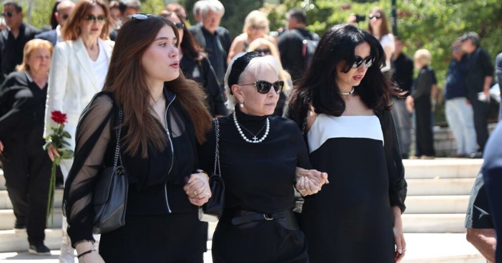 Νίκος Γαλανός: Χέρι χέρι η τελευταία σύντροφός του με τη σύζυγο και την κόρη του Δημήτρη Σούρα στην κηδεία του