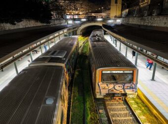 Βίαιη επίθεση σε queer άτομο στον σταθμό του ΗΣΑΠ – Τραμπουκισμοί και αναμμένα τσιγάρα από ανήλικους