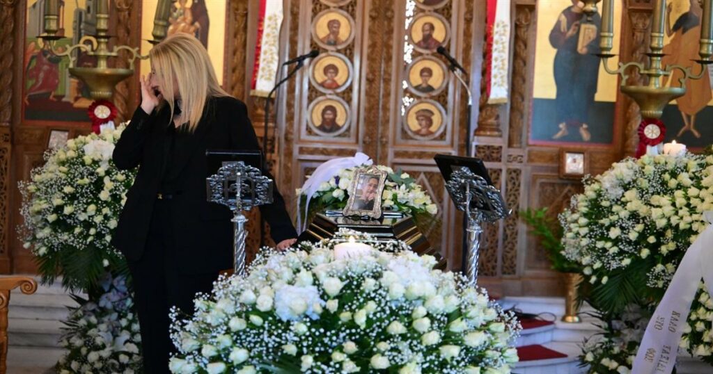 Κηδεία Γαλανού: Βαρύ το κλίμα στο κοιμητήριο Παπάγου – Φορτισμένοι συναισθηματικά οι επώνυμοι που έδωσαν το «παρών»