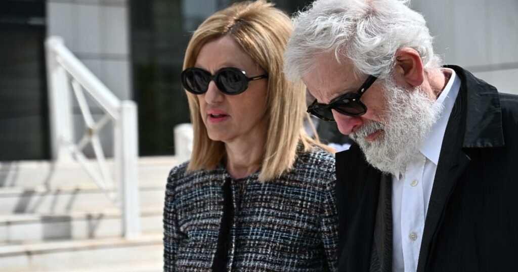 Ένταση στη δίκη Φιλιππίδη: Η δικηγόρος του σηκώθηκε όρθια και χειροκροτούσε – «Είμαστε για ψυχοφάρμακα!»