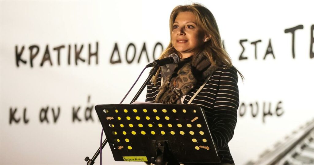 Μαρία Καρυστιανού κατά Καρώνη: «Αδίστακτος, τολμά να αφιερώνει αυτό το έκτρωμα στους νεκρούς μας»