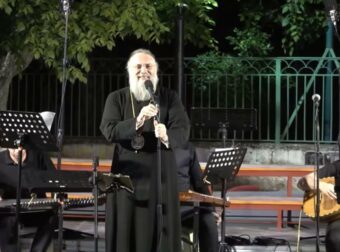 Μητροπολίτης Τρίκκης Χρυσόστομος: Τραγούδησε και συνεπήρε τα πλήθη
