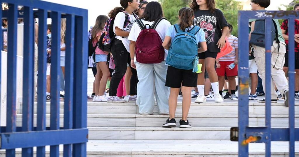 Διευθύντρια σχολείου κατηγορείται για «ψυχολογικό εκβιασμό στους μαθητές» – Τους αποκαλεί «χωριάτες» & τους βάζει να γονατίζουν για να ζητήσουν συγγνώμη