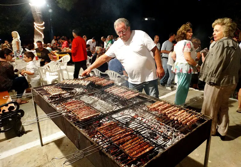 Τέλος οι υπαίθριες ψησταριές και τα σουβλάκια στα πανηγύρια – Φαγητό μόνο με catering στον νέο νόμο – Αντιδράσεις λόγω του κόστους