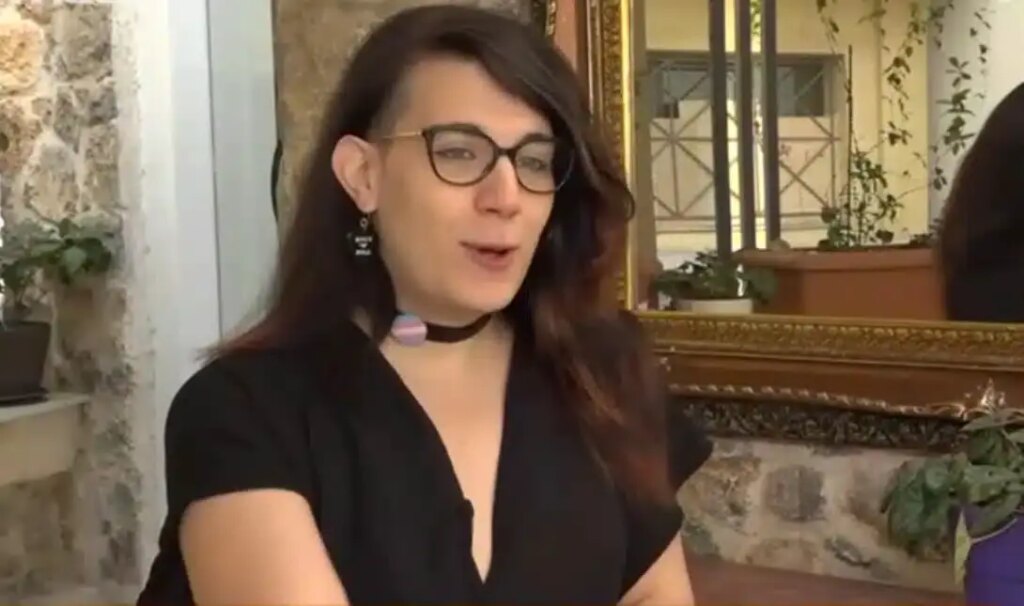 Η πρώτη διεμφυλική γυναίκα πρόεδρος ελληνικού κόμματος