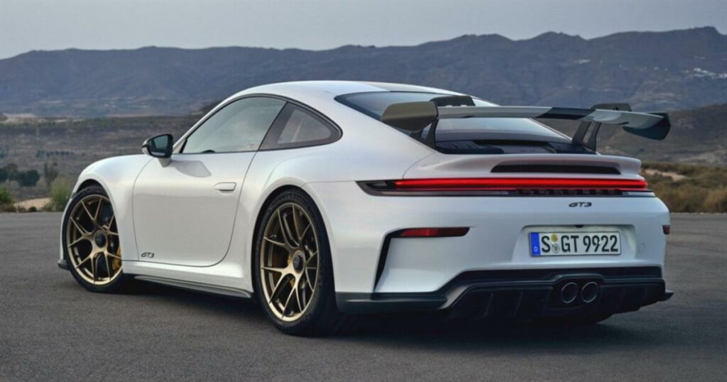 Όλοι απορούσαν τίνος είναι αυτή η λευκή Porsche των 320.000 ευρώ μόλις είδαν ποιος πάμπλουτος πασίγνωστος Έλληνας την οδηγάει…