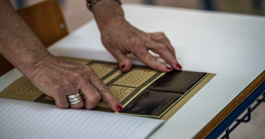 Ελεύθερη η διευθύντρια σχολείου μετά τη μήνυση γονέα για το ακουστικό βαρηκοΐας μαθήτριας στις Πανελλήνιες