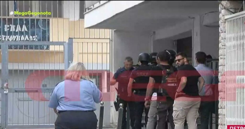 Ο… ψευτόμαγκας αγνοείται στην Πετρούπολη: Επιχείρηση της Αστυνομίας ακόμη και με πολιορκητικό κριό για τη σύλληψή του