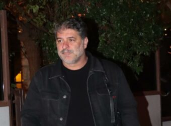 Ακομπλεξάριστος ο Βασίλης Μπισμπίκης: Η φωτογραφία με κόκκινες γόβες και διχτυωτό καλσόν – «Είδωλο!»