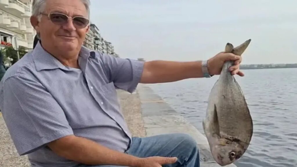 Ψαράς έπιασε τσιπούρα στον Θερμαϊκό και θα την φάει – «Είναι λουκούμι» λέει με περηφάνια (video)