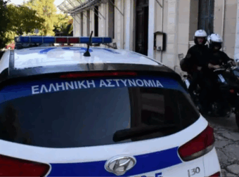 Την κυνηγούσε με ψαλίδι στο δρόμο και την κάρφωσε στην πλάτη – Μπήκε να κρυφτεί σε κατάστημα αλλά την βρήκε (φωτο)