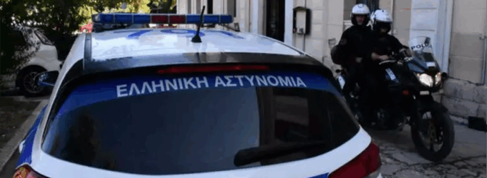 Την κυνηγούσε με ψαλίδι στο δρόμο και την κάρφωσε στην πλάτη – Μπήκε να κρυφτεί σε κατάστημα αλλά την βρήκε (φωτο)