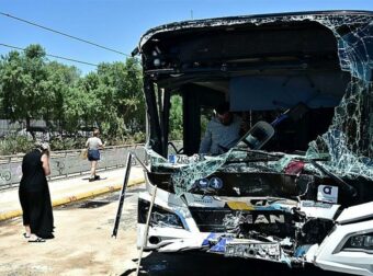 Εικόνες σοκ από το τροχαίο με 2 λεωφορεία στη Βούλα – Στους 32 οι τραυματίες