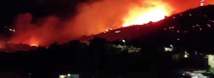 Πύρινη κόλαση στη Νότια Εύβοια: Εκκενώνονται οικισμοί – Ανεξέλεγκτο το μέτωπο στα Μεσοχώρια
