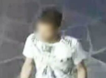 Σάλος στην Φολέγανδρο: Μπήκε σε κομμωτήριο, έβαλε ποpνό και αuνανίστηκε ξυρίζοντας το κεφάλι του
