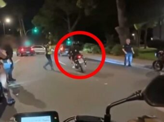 Βουλιαγμένη: Καρέ-καρέ η προσπάθεια οδηγών να διαφύγουν από μπλόκο – Παραλίγο να πατήσουν αστυνομικό