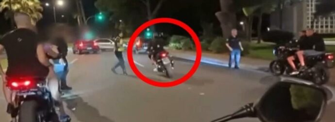 Βουλιαγμένη: Καρέ-καρέ η προσπάθεια οδηγών να διαφύγουν από μπλόκο – Παραλίγο να πατήσουν αστυνομικό