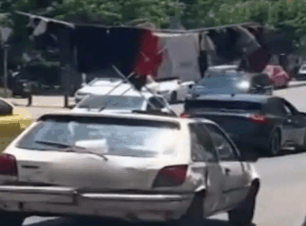 Παγκράτι: Μια εικόνα απλώστρας με ρούχα σε ουρανό αυτοκινήτου έγινε viral – Η θλιβερή ιστορία που κρύβεται από πίσω