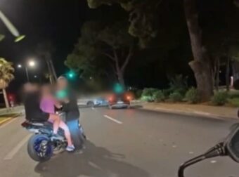 Βαρύς ο πέλεκυς για τον 21χρονο που μάρσαρε για να διαφύγει μπλόκο στη Βουλιαγμένης: 3.250 ευρώ πρόστιμο και αφαίρεση διπλώματος
