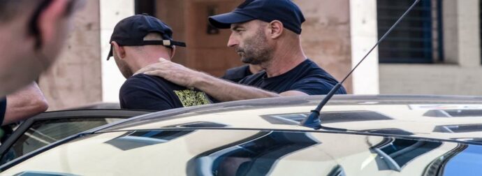 «Μπράβο, λεβέντη μου»: Συγγενείς και φίλοι χειροκροτούσαν τον 25χρονο που κατηγορείται για τη φωτιά στο Γηροκομείο Πάτρας
