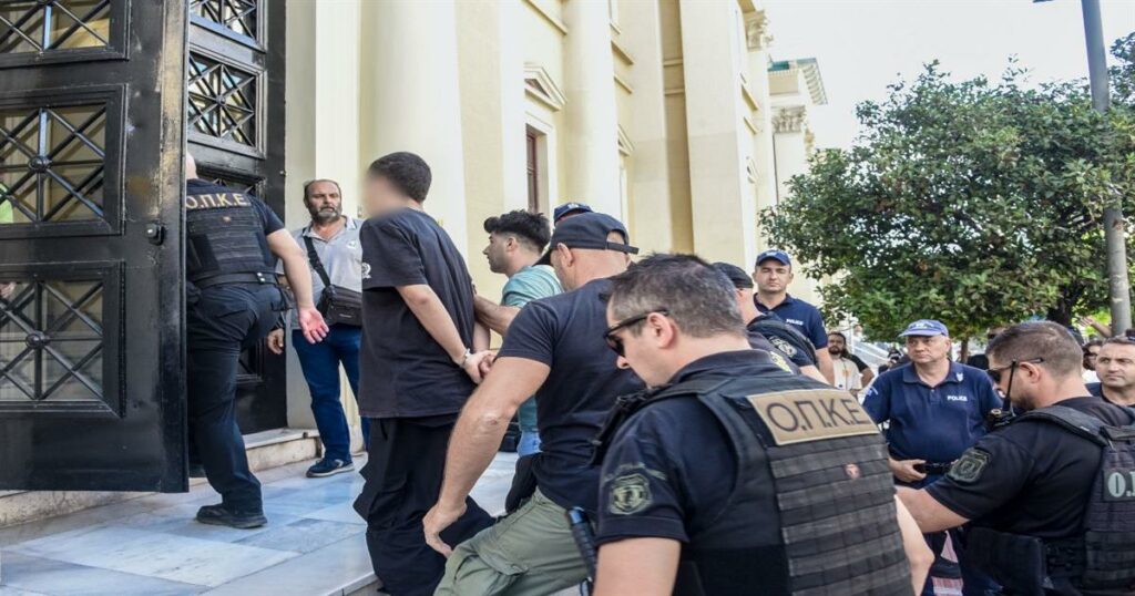 «Κάψατε την πόλη»: Αντιδράσεις κατά των κατηγορούμενων για εμπρησμό στην Πάτρα – Έλαβαν προθεσμία για να απολογηθούν